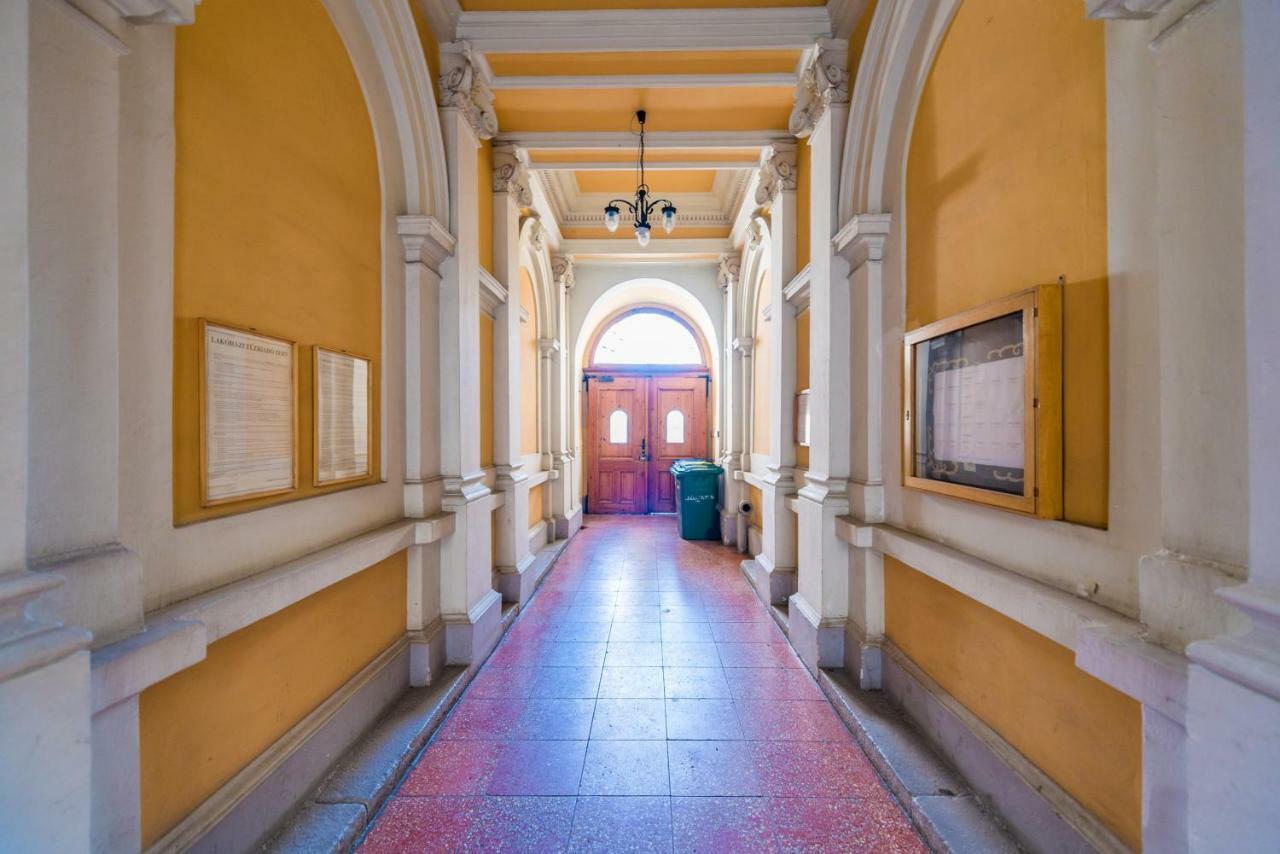 Oasis Apartments - Liberty Square Budapest Luaran gambar