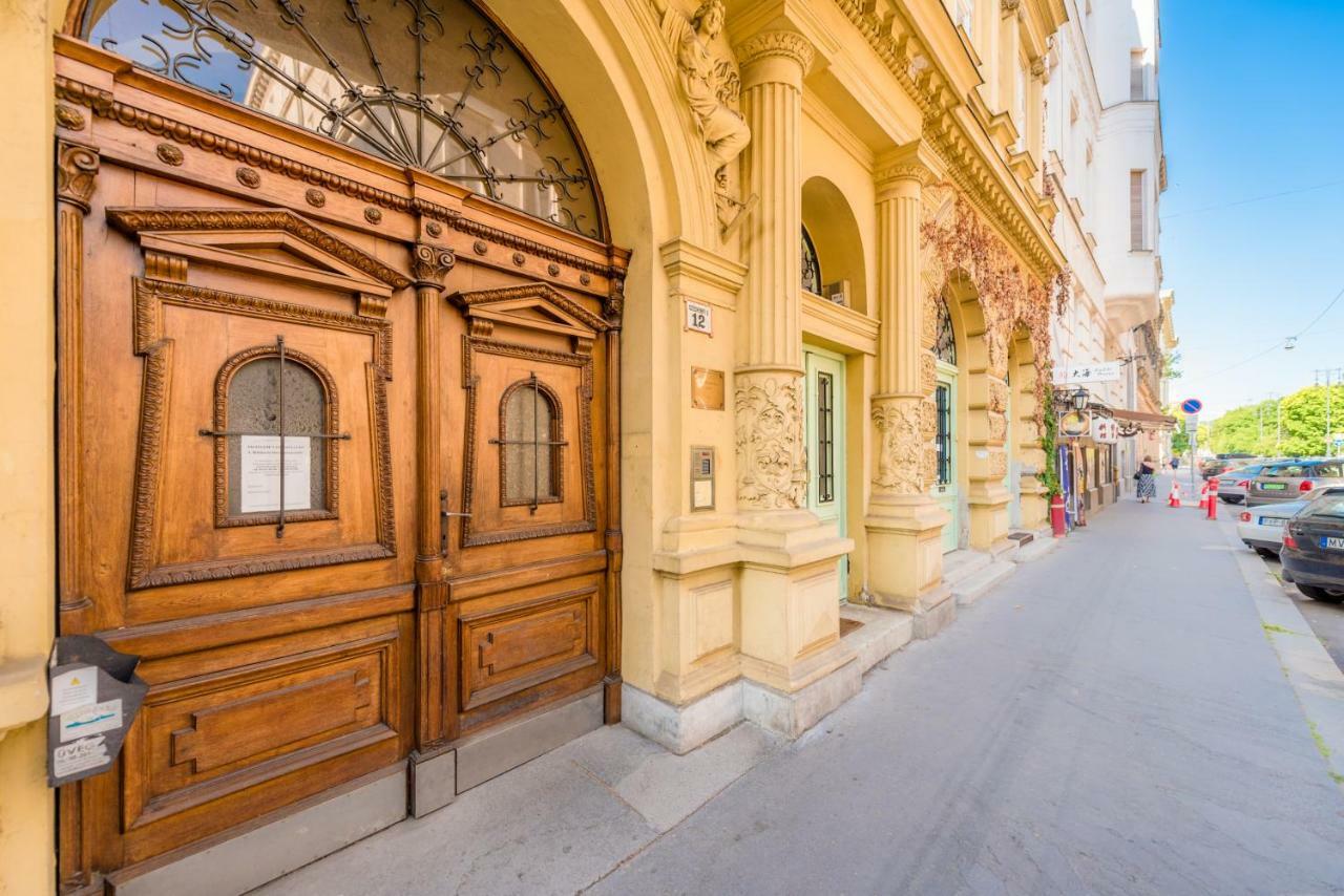 Oasis Apartments - Liberty Square Budapest Luaran gambar